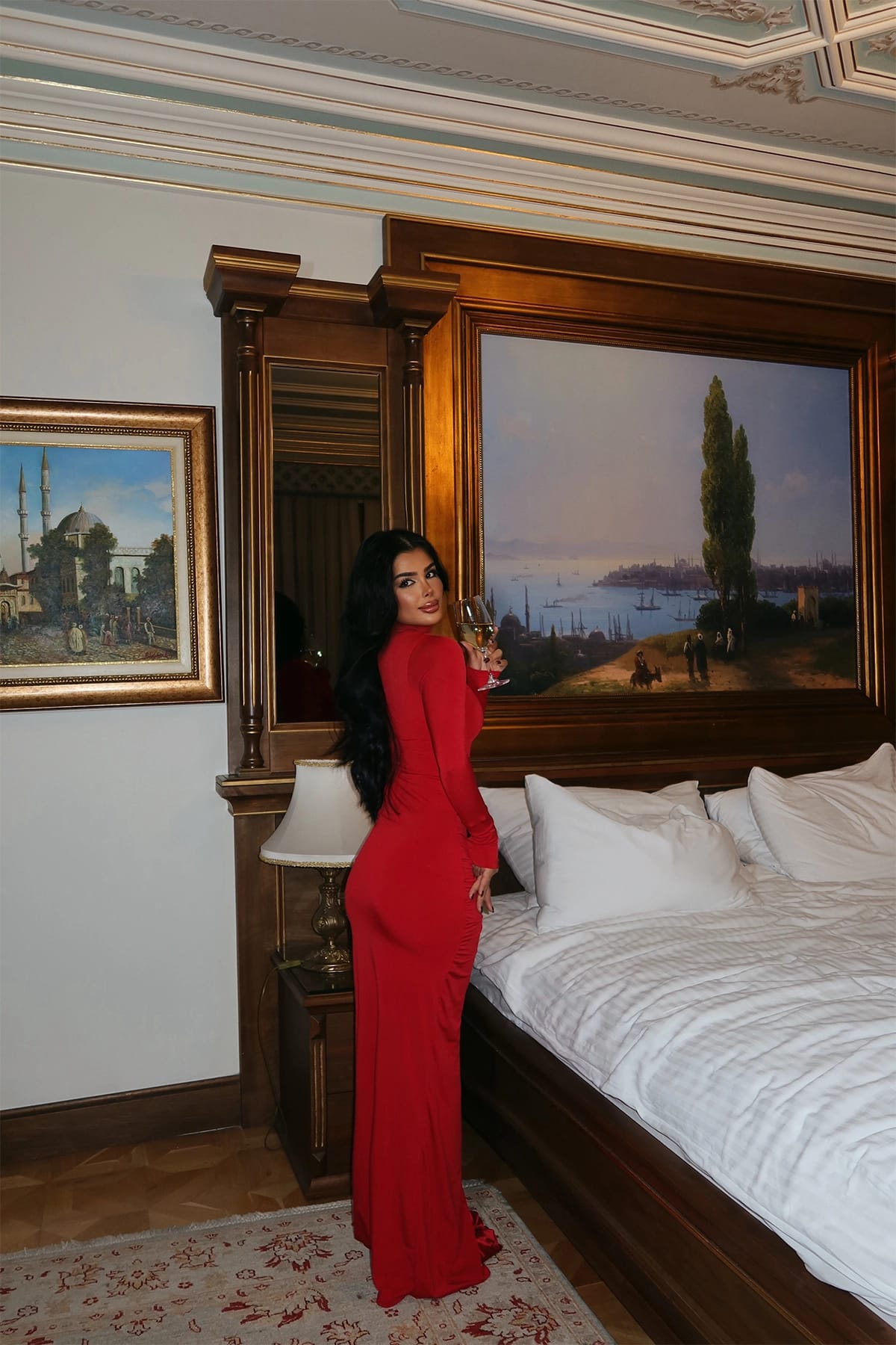 Abito rosso con spacco laterale